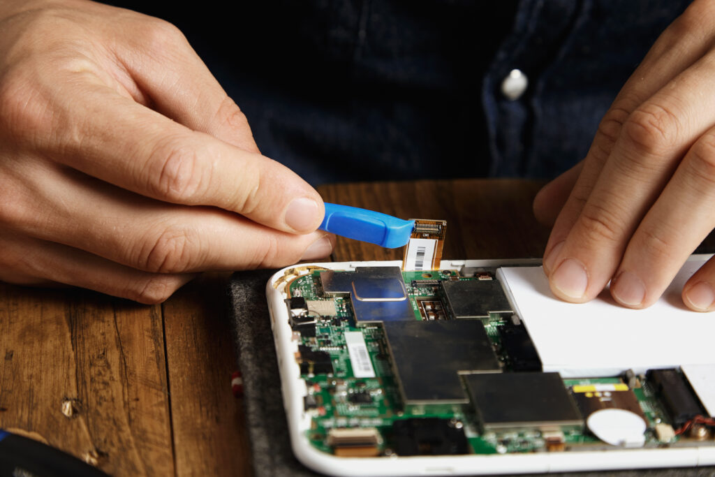 Why Cell Phone Repair Is One of the Best Skill-Based Careers in 2025